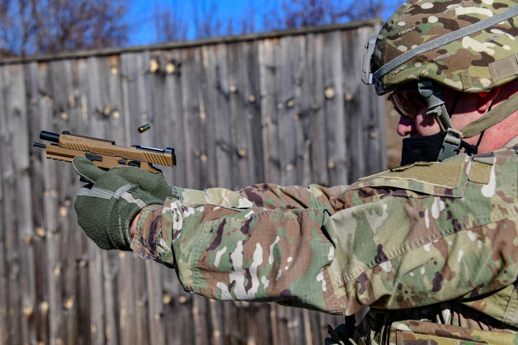 米陸軍南欧タスクフォースアフリカ（SETAF-AF）所属の兵士 (SIG SAUER M17 )_2