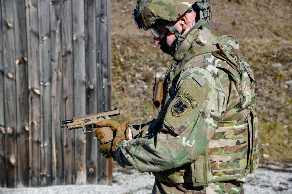 米陸軍南欧タスクフォースアフリカ（SETAF-AF）所属の兵士 (SIG SAUER M17 )
