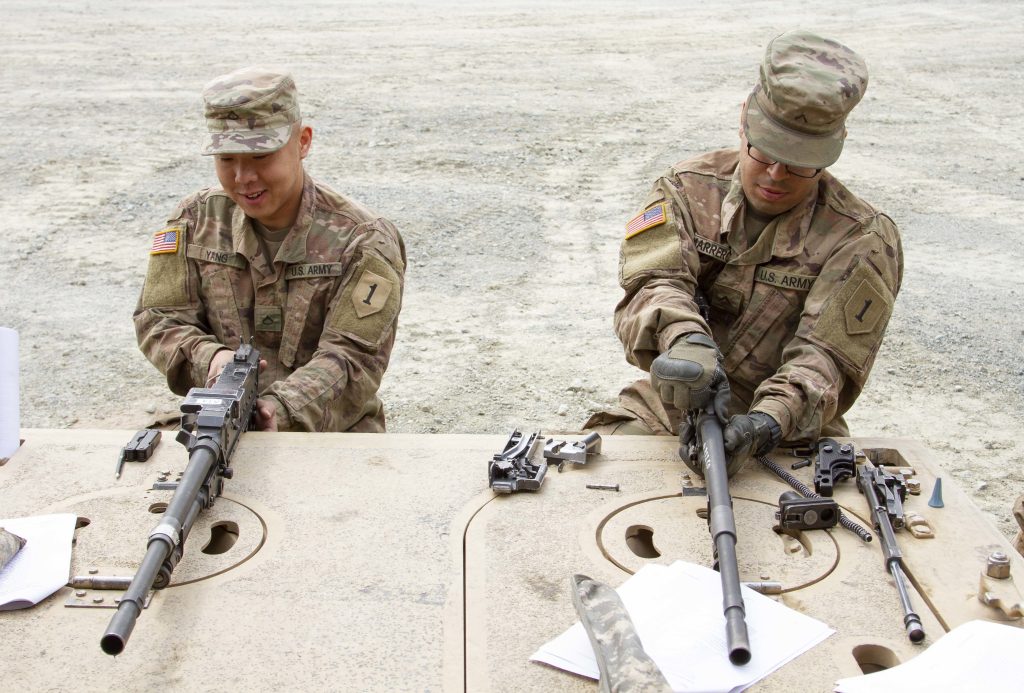 M240Cを分解するる第1歩兵師団第1装甲旅団戦闘団第16歩兵連隊第1大隊A中隊所属の兵士