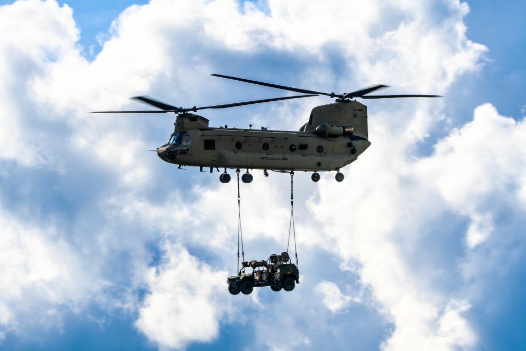 アメリカ陸軍第1歩兵師団第1戦闘航空旅団第2大隊ブラボー中隊所属のCH-47FがAGMVを吊り下げ輸送する様子