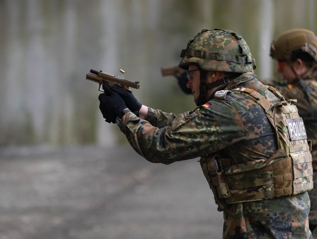 ドイツ空軍兵士 (SIG SAUER M17)