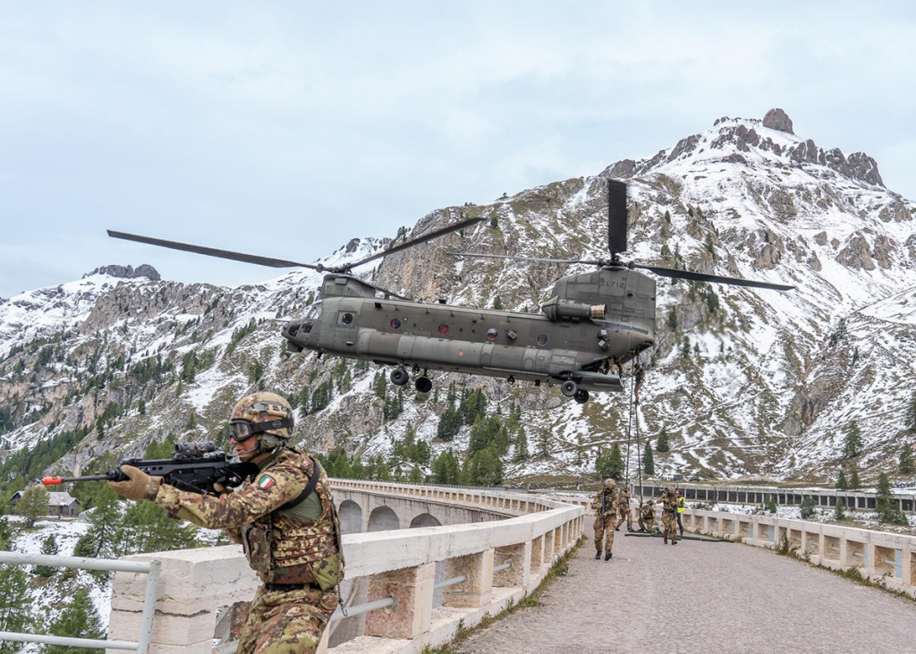 イタリア陸軍第1航空連隊アンタレス所属のCH-47F