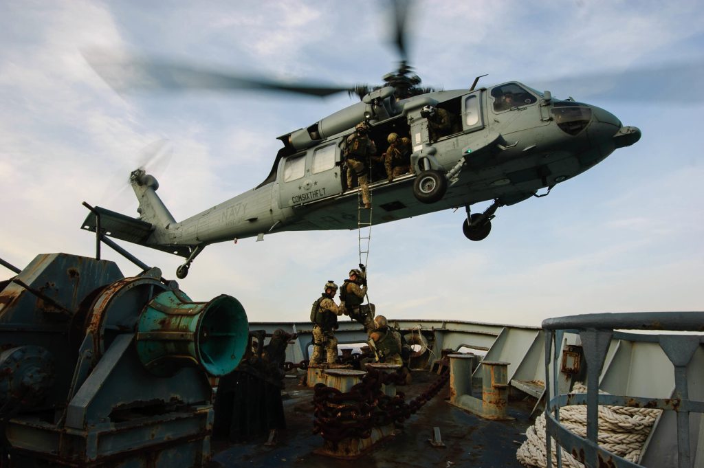アメリカ海軍ヘリコプター海上戦闘飛行隊28分遣隊1所属のMH-60S SeaHawk