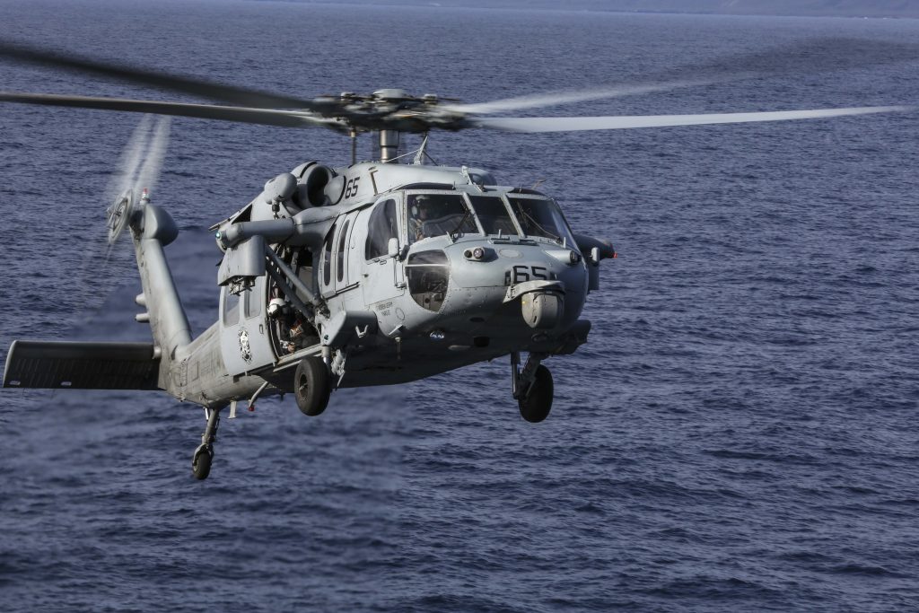 強襲揚陸艦USSエセックス（LHD 2）への着艦準備をしているMH-60S