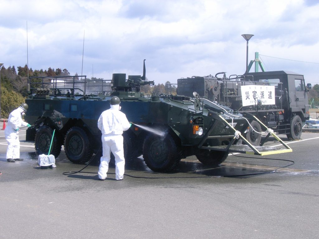 除染作業中の96式装輪装甲車