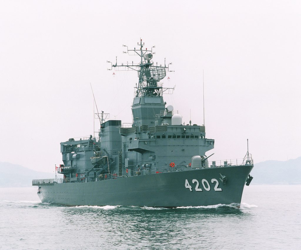 くろべ (ATS-4202)艦首右舷側