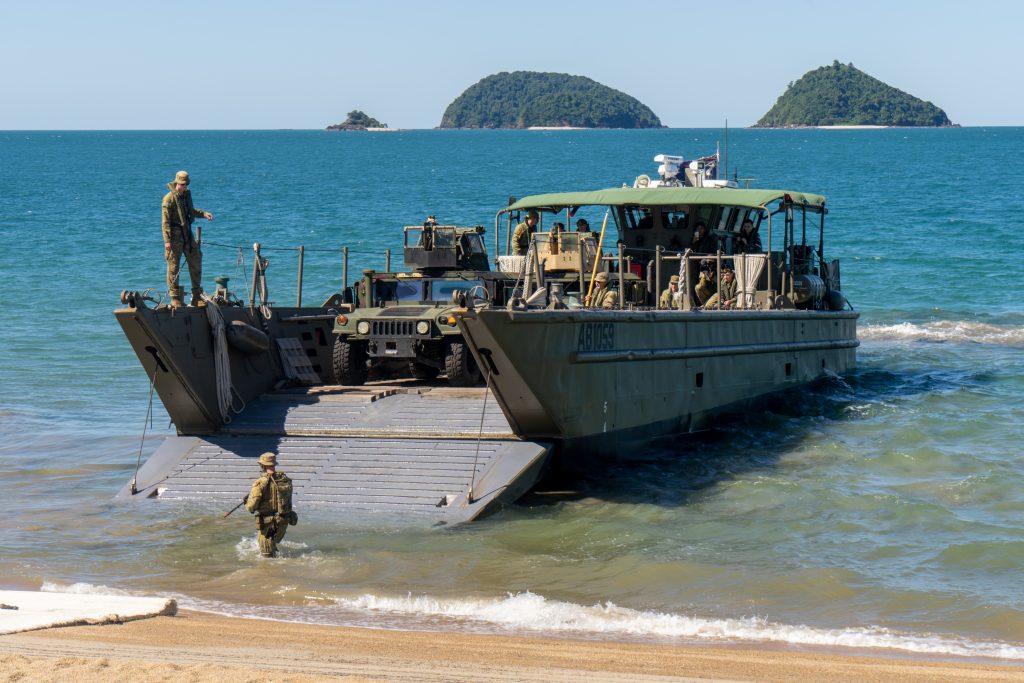 米海兵隊員およびハンヴィーを輸送するオーストラリア海軍(LCM-8)