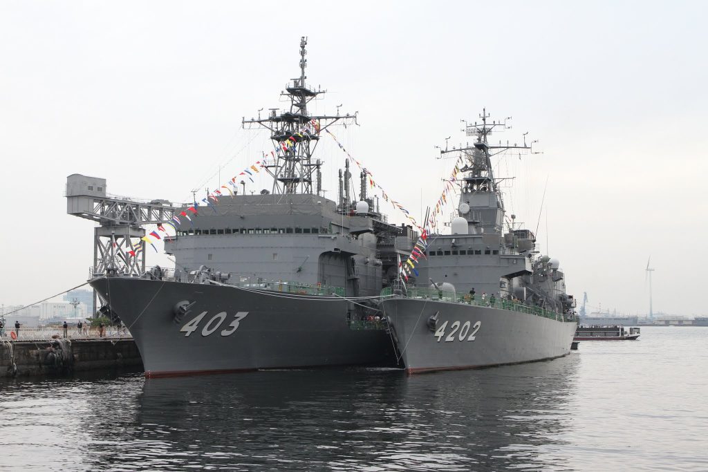 左:潜水艦救難艦 ちはや (ASR-403) 右:くろべ (ATS-4202)
