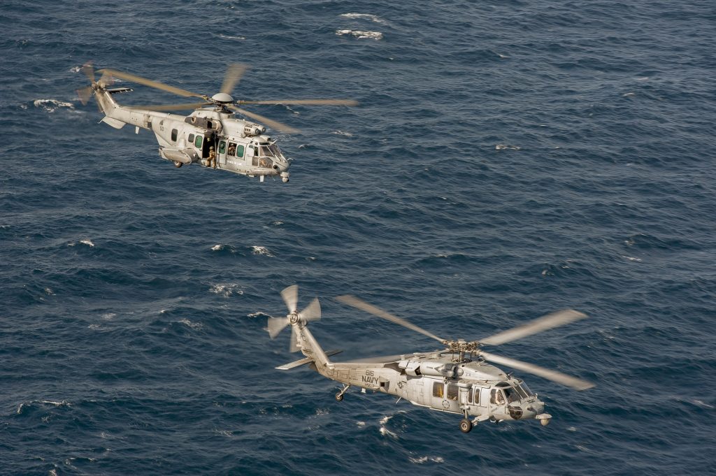 左上：フランス第473任務部隊（EC225） 右下：アメリカ海軍第7ヘリコプター海上戦闘飛行隊ダスティ・ドッグス(MH-60S Seahawk)