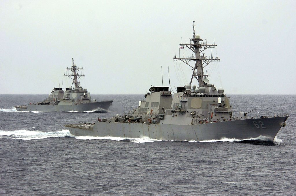 手前: USS Fitzgerald (DDG-62)、奥: USS John Paul Jones (DDG-53)