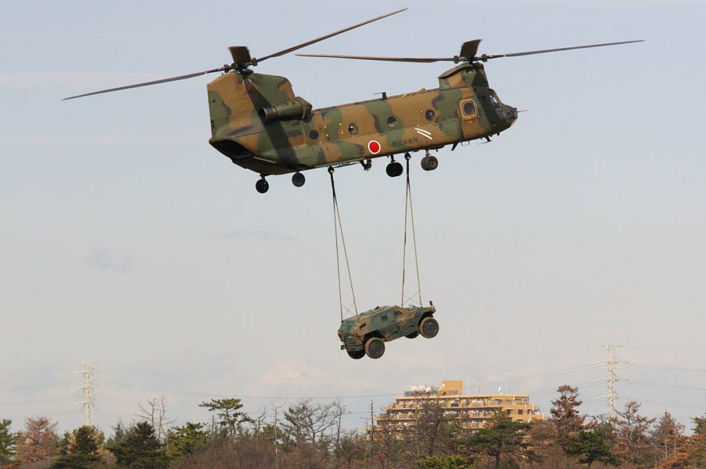 陸上自衛隊 第1ヘリコプター団第1ヘリコプター隊第2飛行隊所属のCH-47Jに吊り下げ輸送される軽装甲機動車