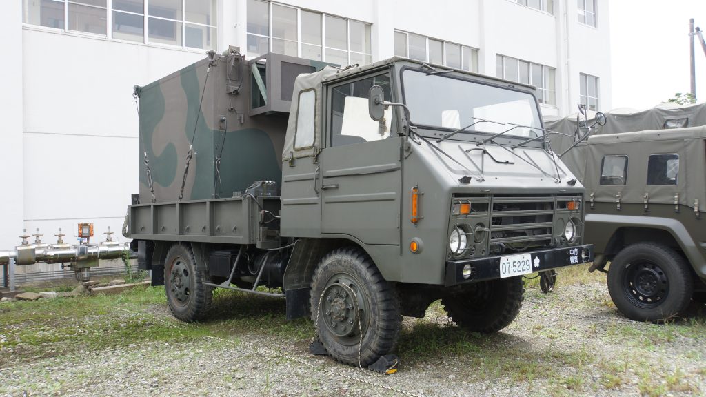 航空気象装置JMMQ-M4用シェルタを積載した（旧）1　1/2tトラック（73式中型トラック）