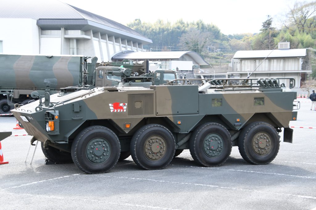 96式装輪装甲車 左側面
