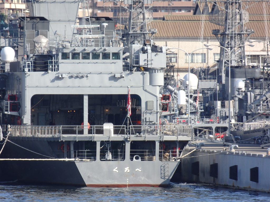 くろべ (ATS-4202)艦尾