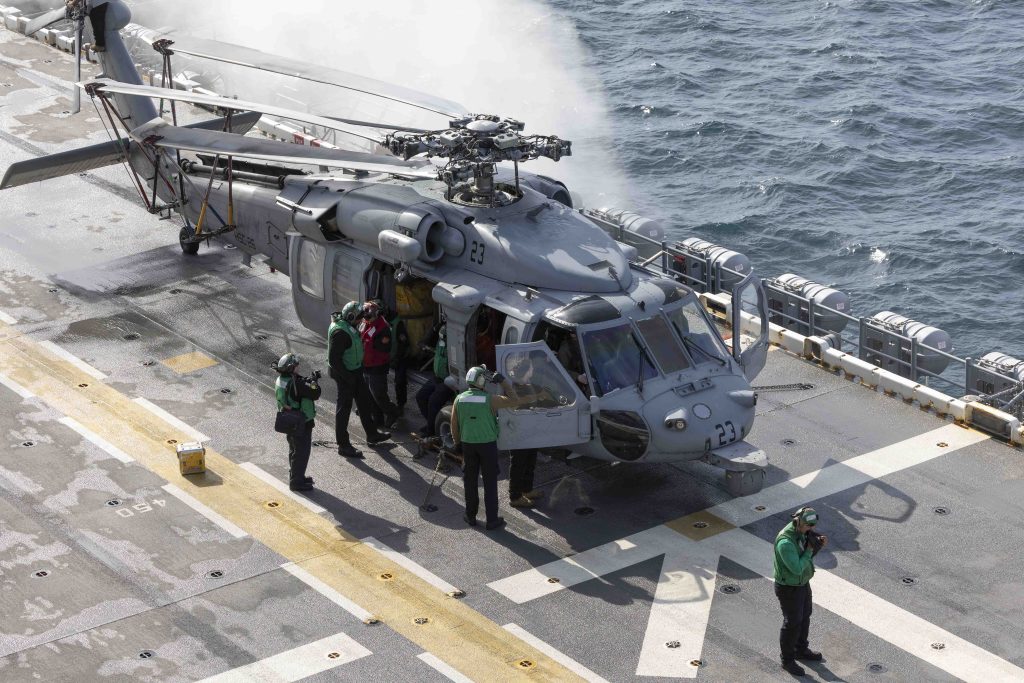 ワスプ級強襲揚陸艦イオー・ジマ（LHD-7）の艦上で整備作業を行う第26海上戦闘ヘリコプター飛行隊（HSC-26 “チャージ・チャージャー”）所属のMH-60S