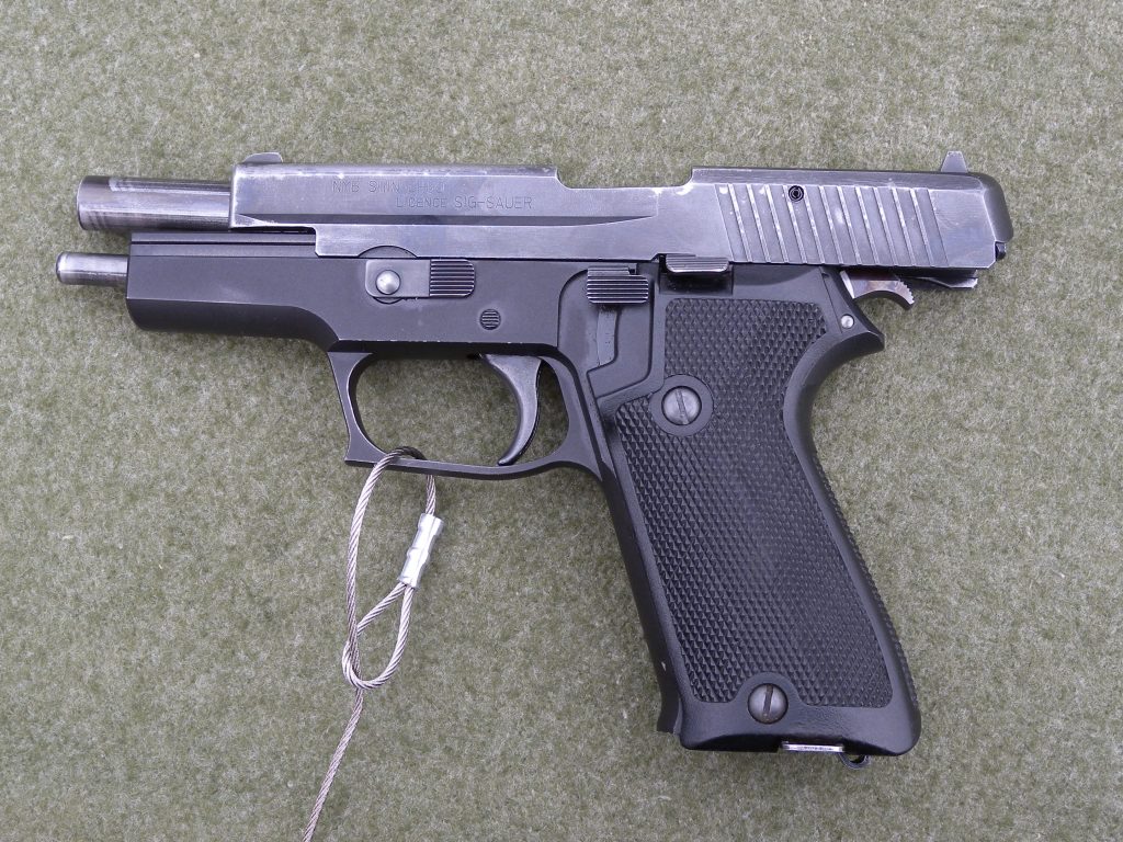 ホールドオープン状態の9mm拳銃