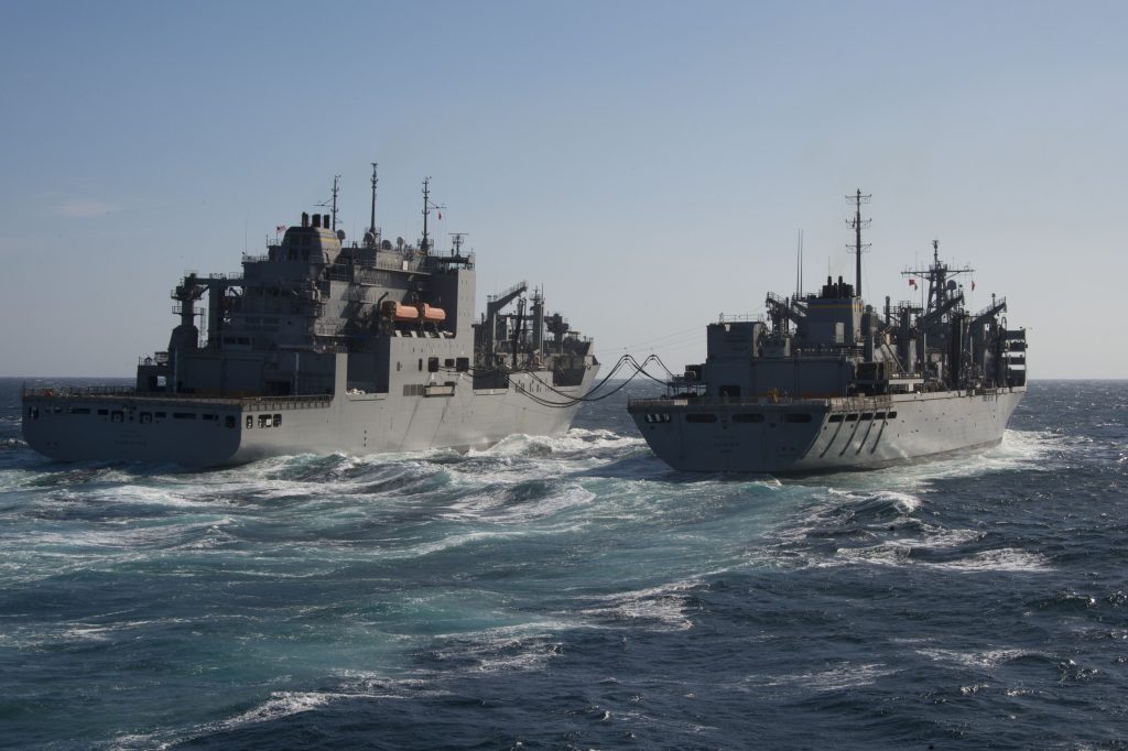 USNS Rainier (T-AOE-7)へ補給を行うUSNS Charles Drew (T-AKE 10)