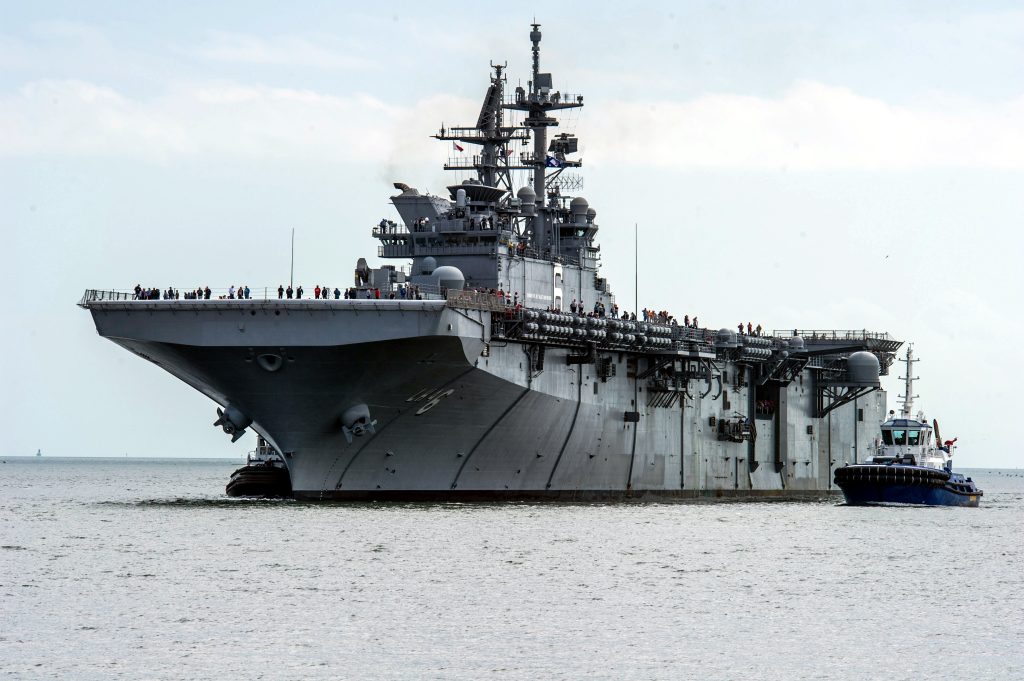 USS America (LHA-6)艦首