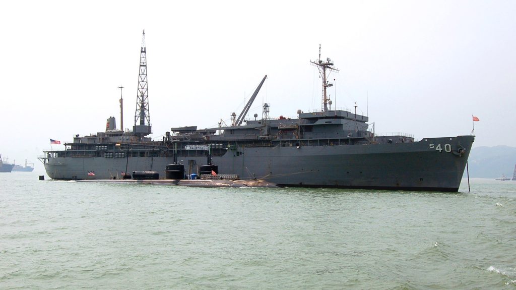 USS Honolulu(SSN-718)およびUSS La Jolla(SSN-701)に補給を行うUSS Frank Cable(AS-40)