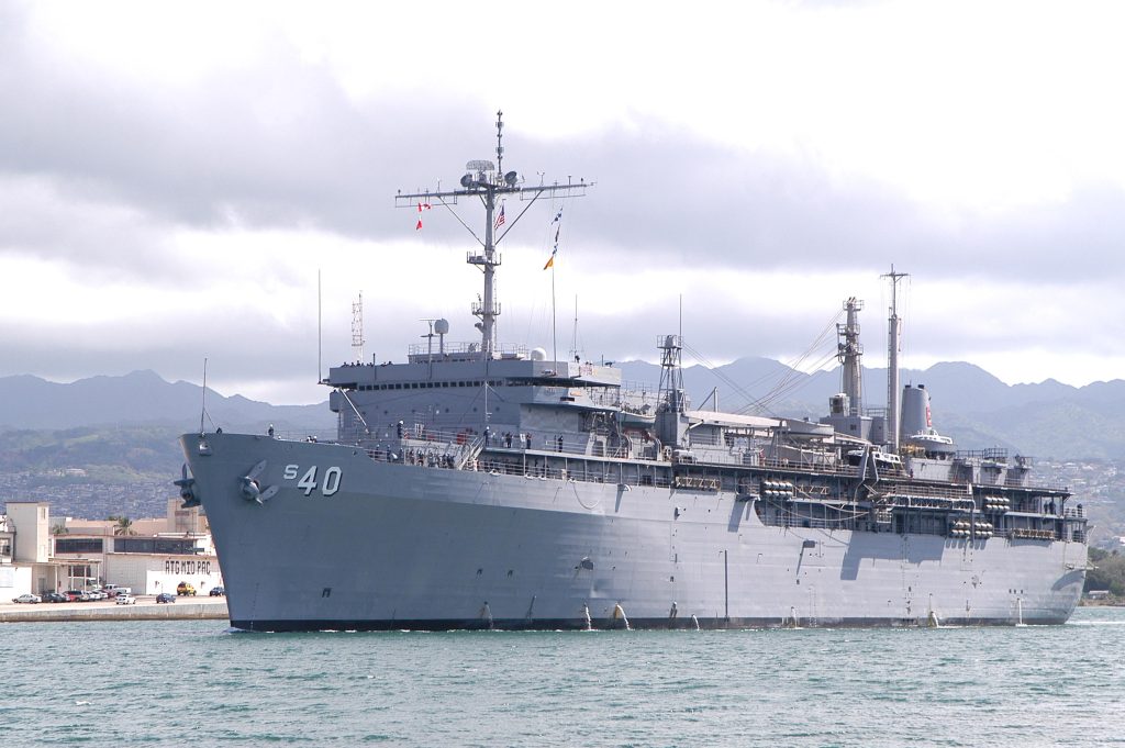 USS Frank Cable(AS-40)左舷