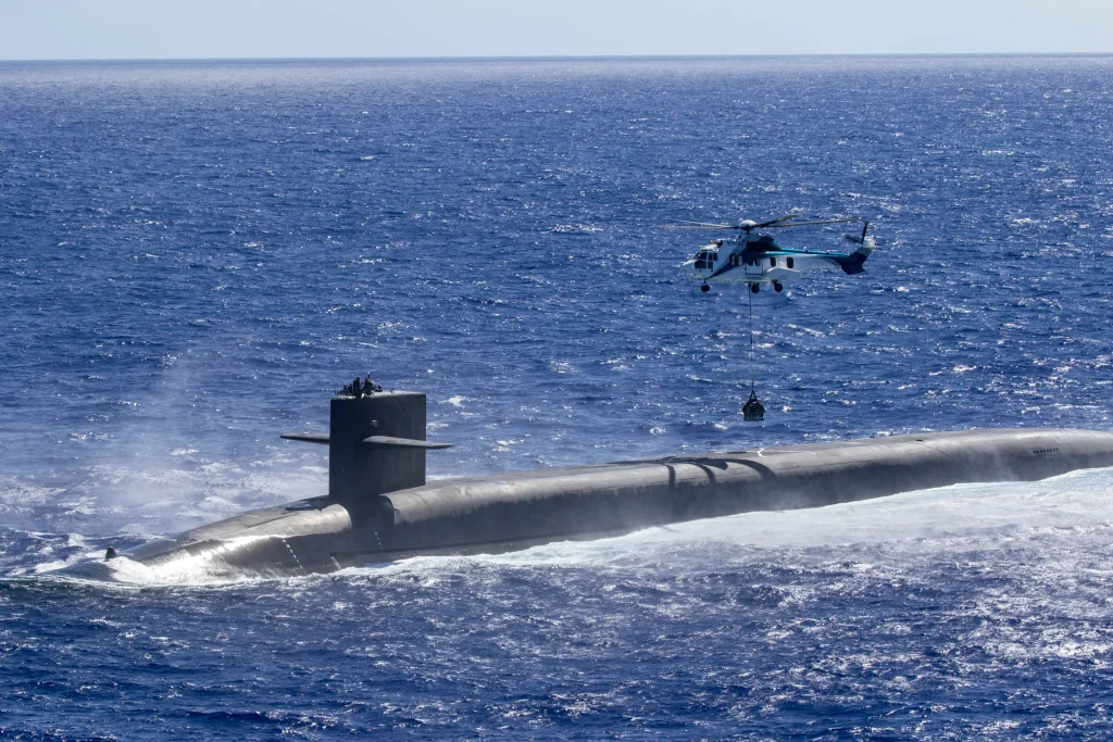 AS-332スーパーピューマから補給を受けるUSS Louisiana (SSBN-743)