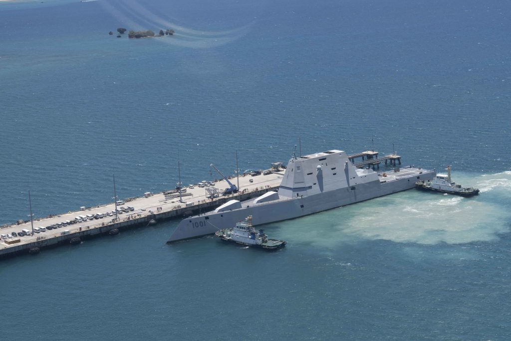 ホワイトビーチ海軍施設に停泊するUSS Michael Monsoor (DDG-1001)