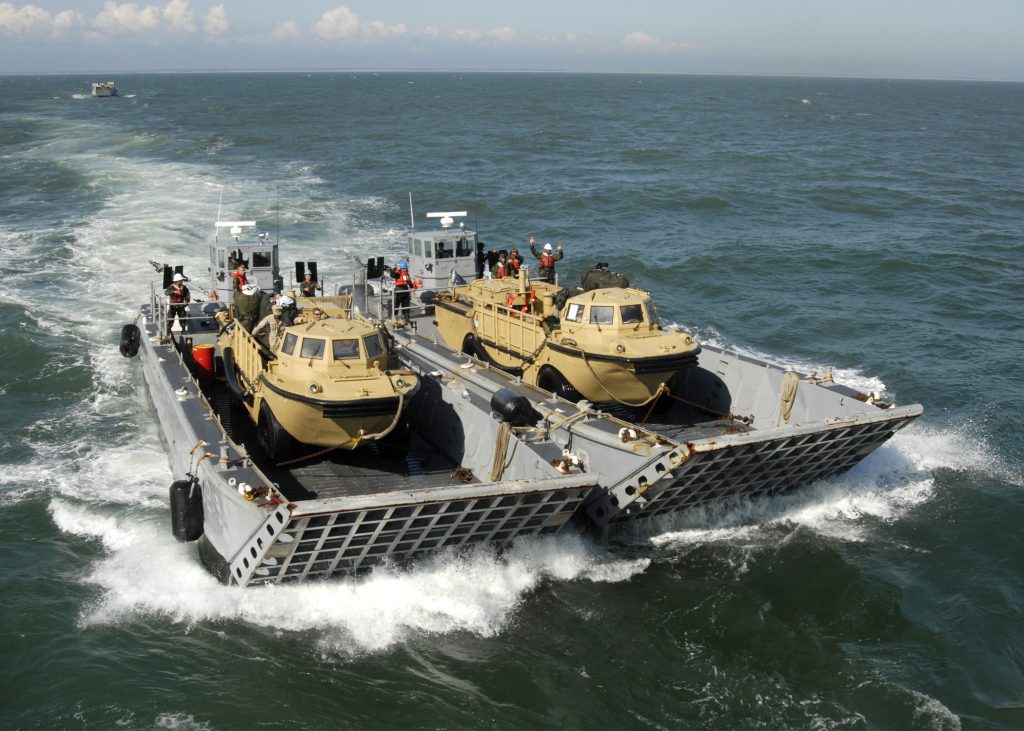 ドック型揚陸艦USS Fort McHenry(LSD 43)へLARC-Vを輸送するLCM-8