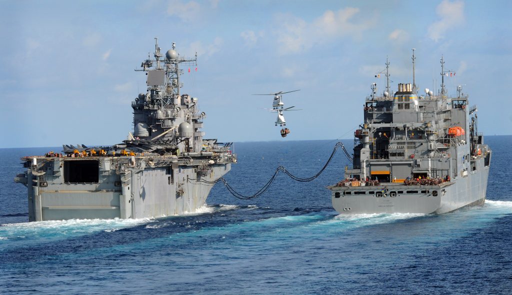 USS Peleliu(LHA-5)へ補給を行うUSNS Amelia Earhart (T-AKE-6)