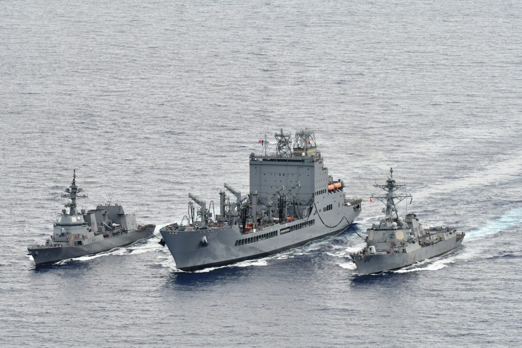 左:海上自衛隊 あきづき型護衛艦 ふゆづき 中:USNS Earl Warren (T-AO-207) 右:USS Shoup (DDG-86)