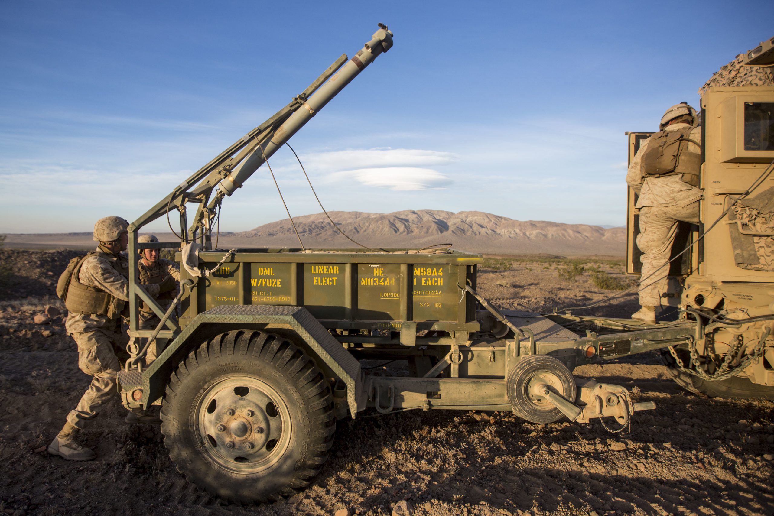 M58 MICLIC(mine-clearing line charge)