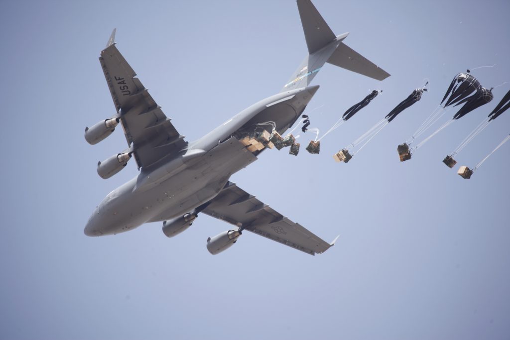 物資パレットを空中投下するアメリカ空軍のC-17 グローブマスターIII
