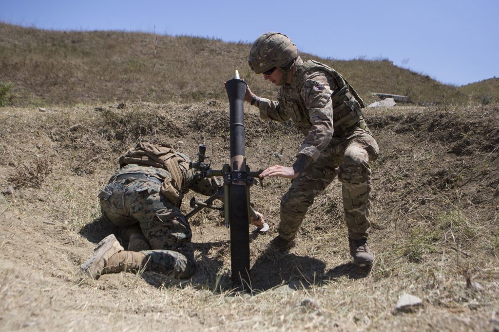 アメリカ海兵隊のM252を使用するイギリス陸軍アイルランド近衛連隊(Agile Spirit 2019での相互運用訓練)
