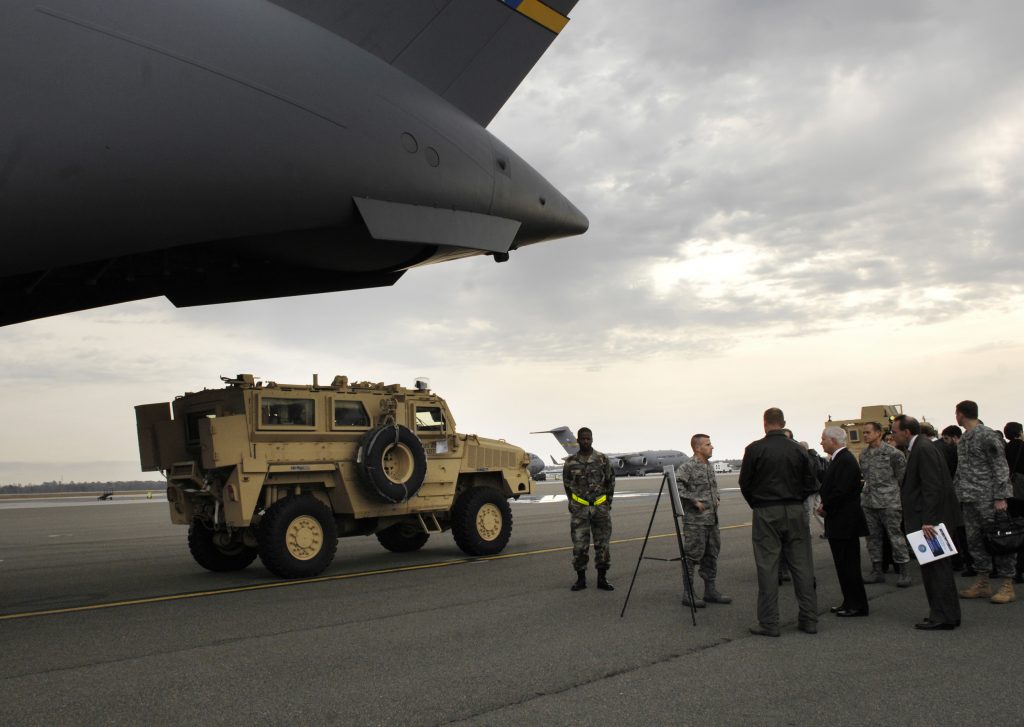 C-17 グローブマスターIIIへ積み込まれる(RG-31)