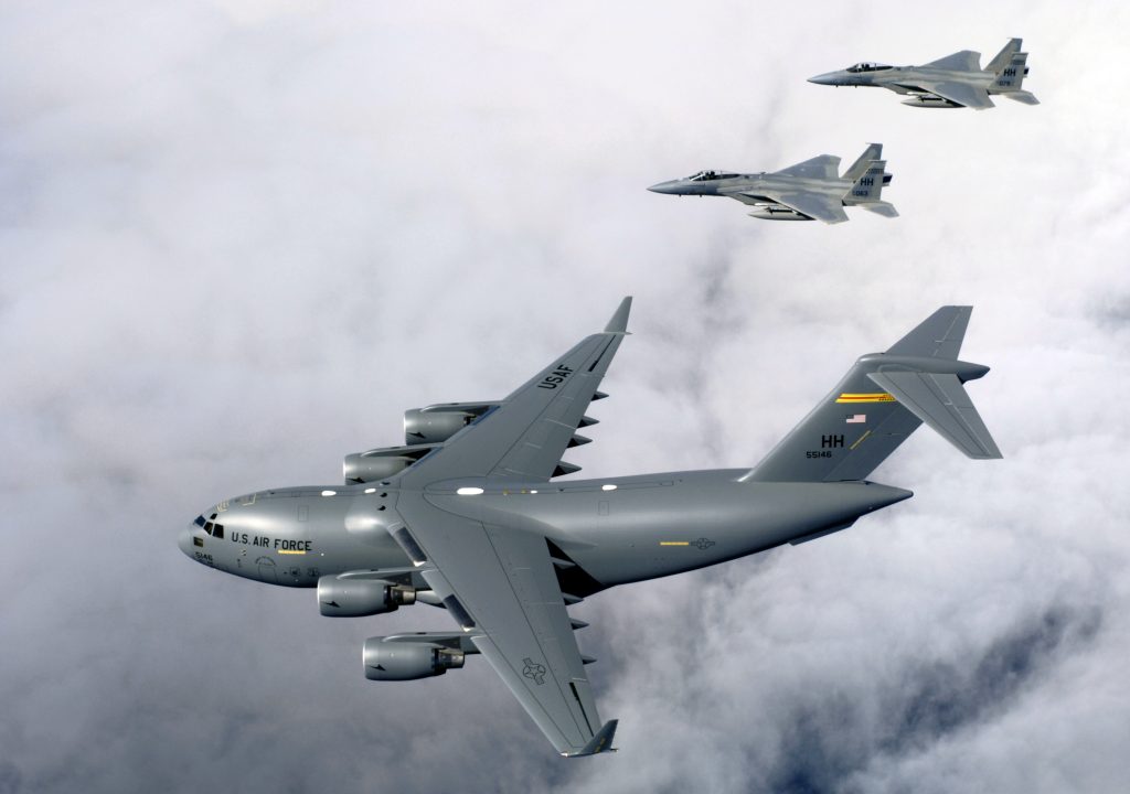 アメリカ空軍 第15空輸航空団 (C-17 Globemaster III)とハワイ空軍州兵 第154航空団第199戦闘飛行隊 (F-15B)
