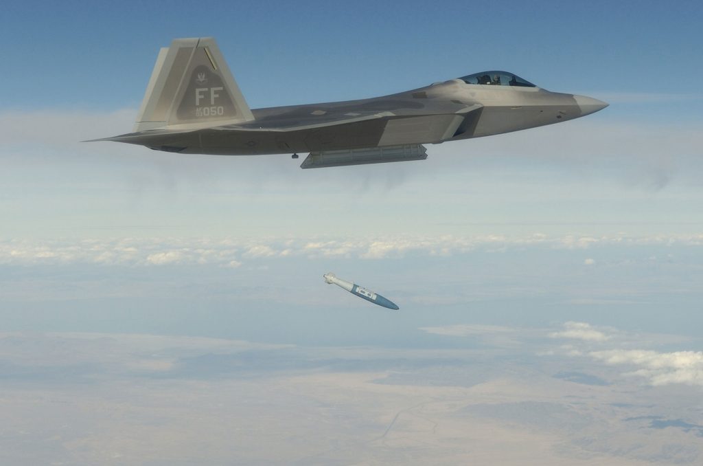 GBU-32を投下するF-22A