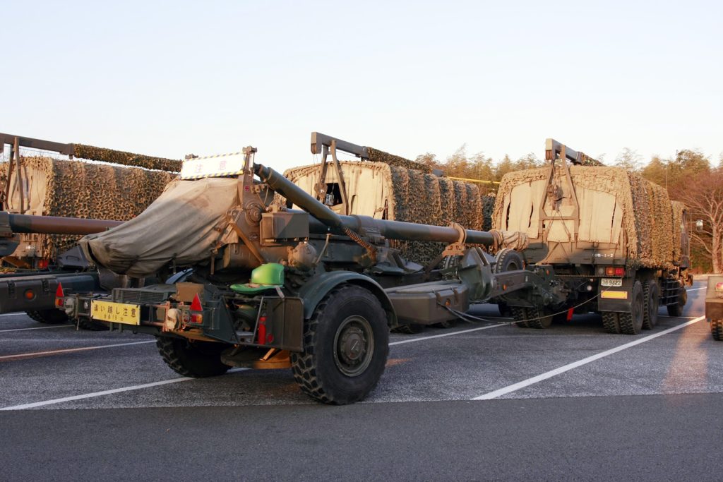 7tトラック(74式特大型トラック)に牽引されるFH70
