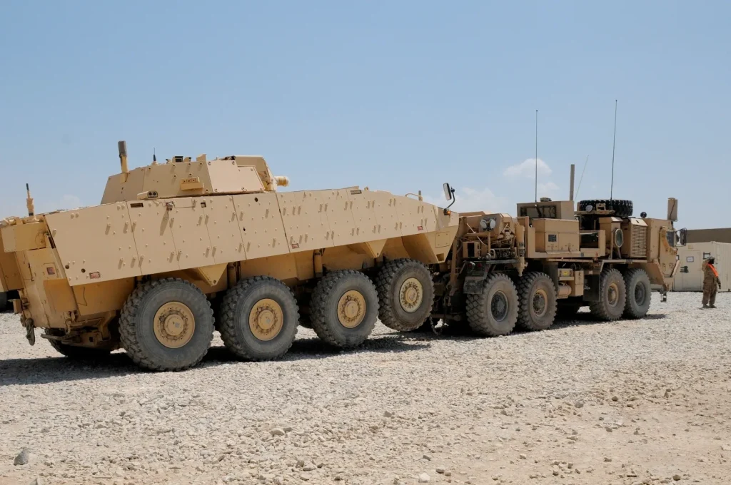 ストライカー装甲車を牽引するM984A4