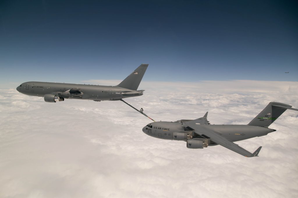 KC-46の受油機適合性試験  (C-17 Globemaster III)