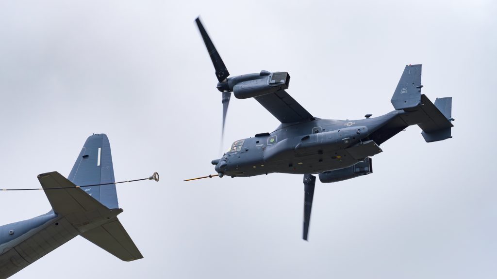 MC-130J Hercules Commando II からの空中給油を受けるCV-22B Osprey