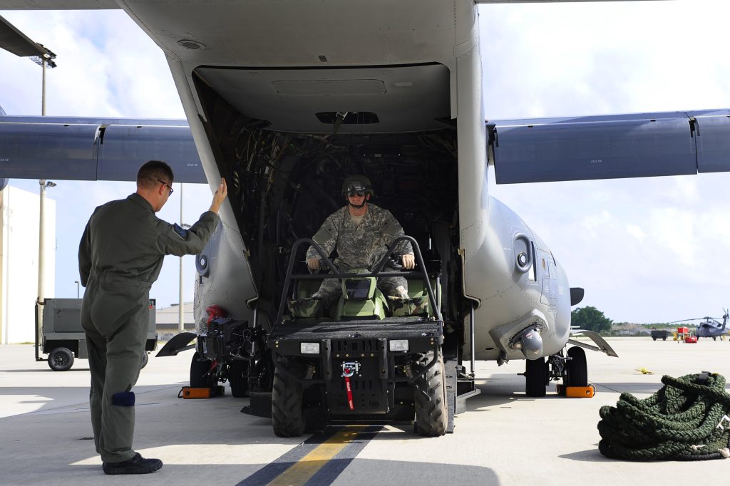 アメリカ空軍第8特殊作戦飛行隊の隊員がCV-22B OspreyからPolaris Sportsman MV7を下ろす様子
