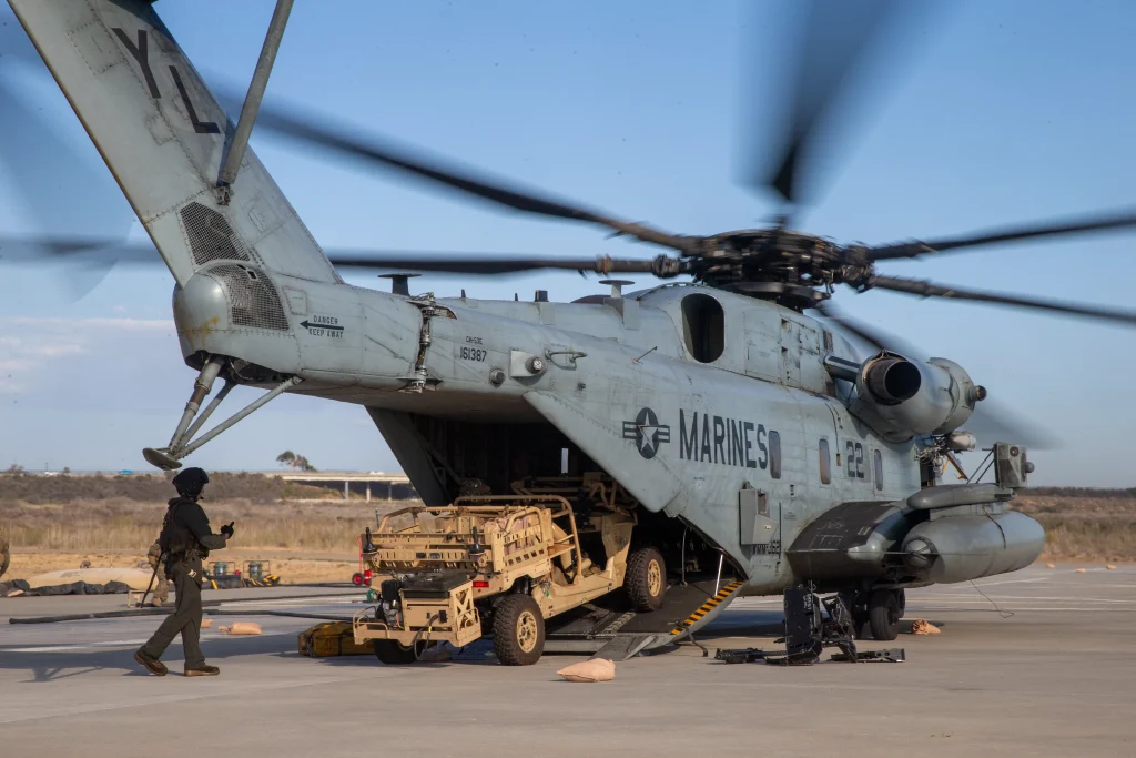 CH-53Eから降車するMRZR
