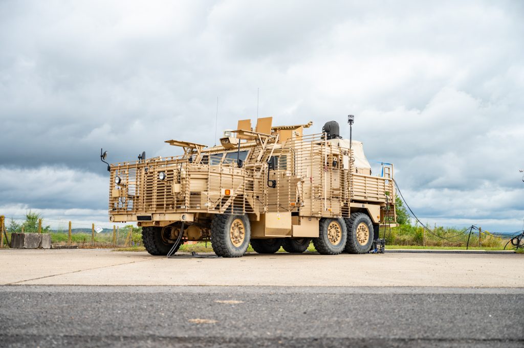 車載型の指向性レーザーエネルギー兵器(LDEW)を搭載したWolfhound H-TSV