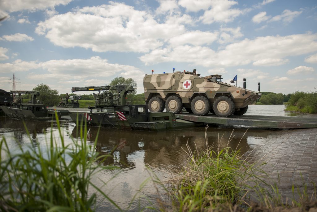 イギリス陸軍 王立工兵団のM3 Amphibious Rigによって構築された仮設浮橋を渡るドイツ陸軍BOXER ambulance