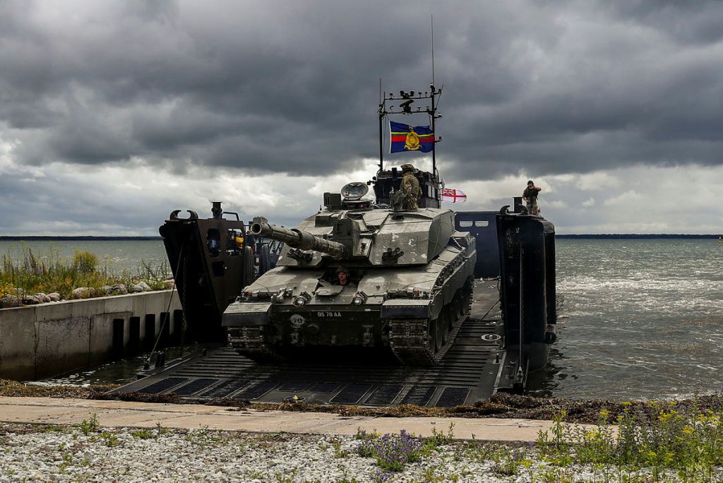 Challenger 2を上陸させるLCU Mk 10(イギリス海兵隊)
