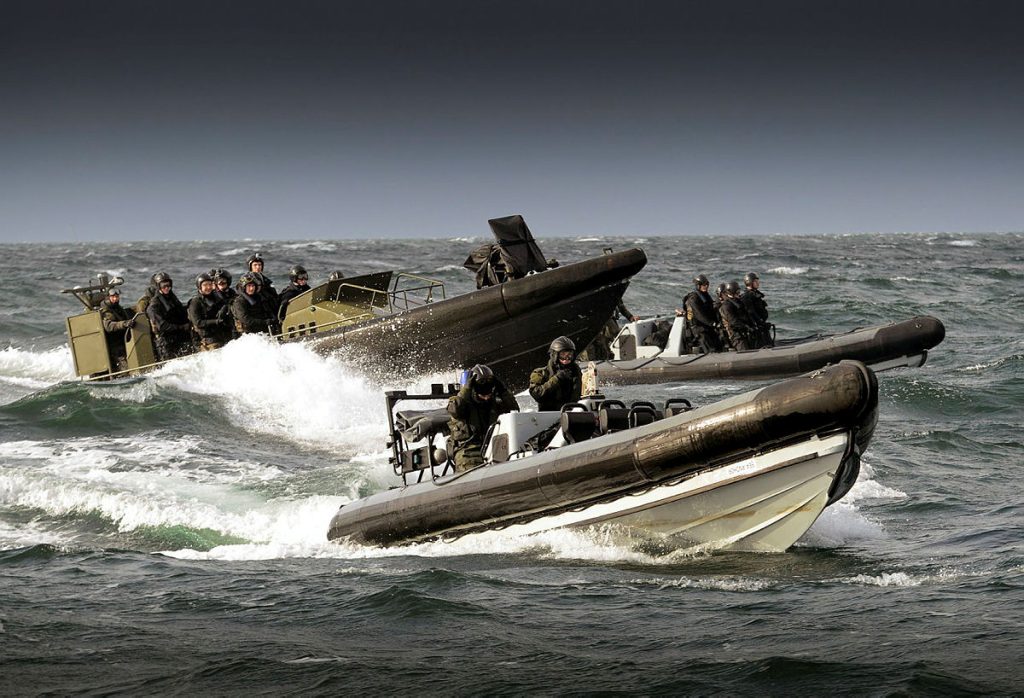 手前と奥: Pacific 24 RHIB、中: RRC Mk 3 / Mk 4