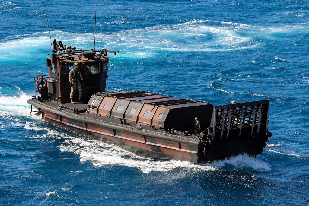 イギリス海軍のドック型輸送揚陸艦 HMS アルビオン(L14)から発進したLCVP Mk 5