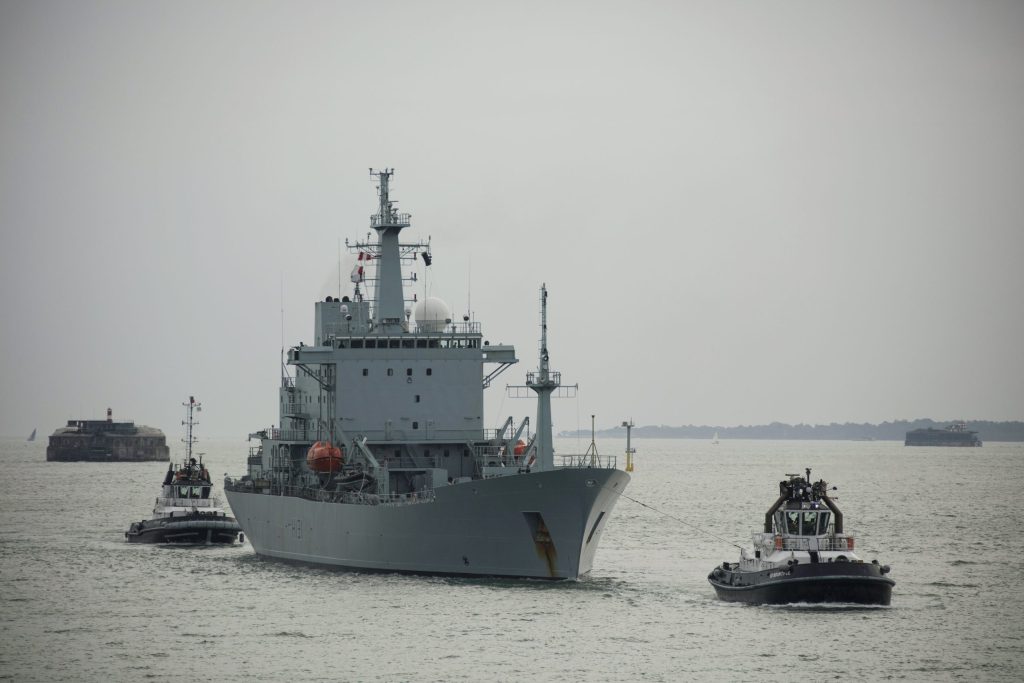ポーツマス海軍基地へ帰港する(HMS Scott)