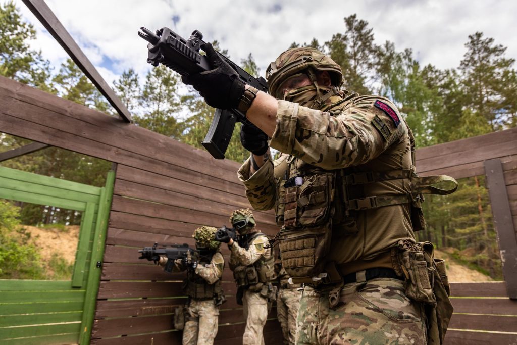 リトアニア陸軍 グリフィン旅団が運用するG36Cを使用して訓練を行うイギリス海兵隊 第3コマンドー旅団 第45コマンドー X中隊