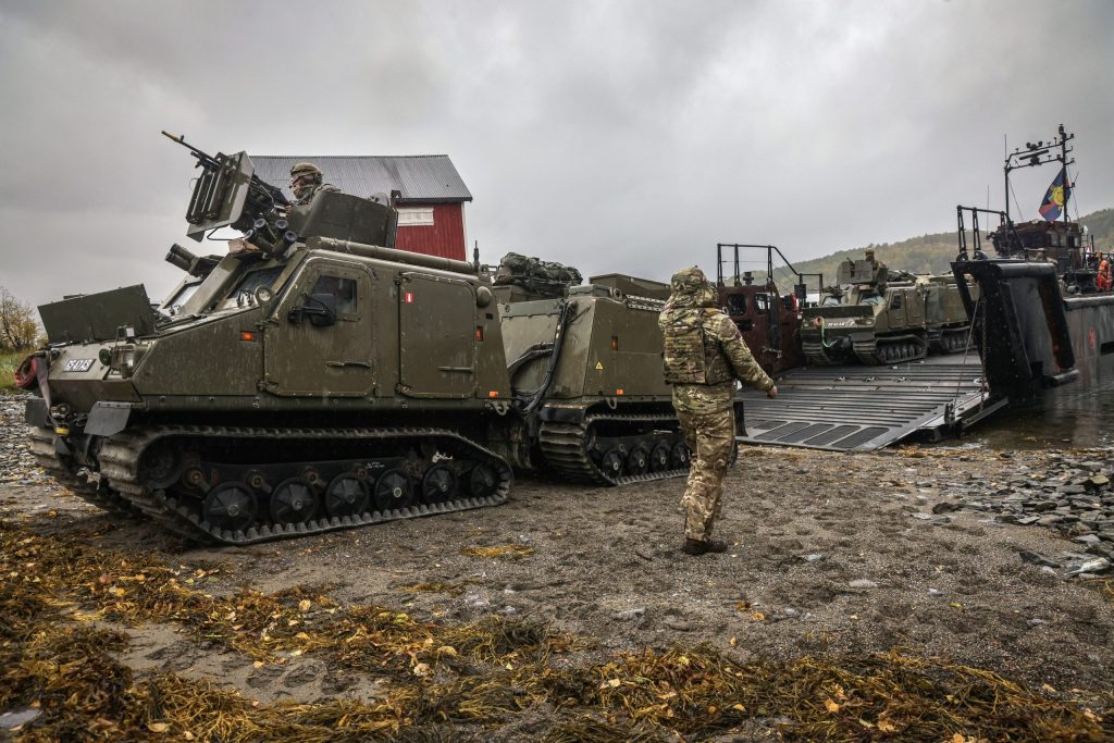 BvS10を上陸させるLCU Mk 10(イギリス海兵隊)