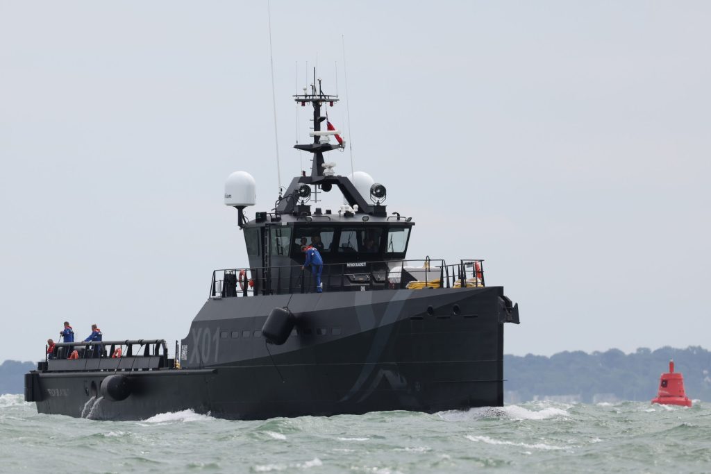 XV Patrick Blackett 艦首右側